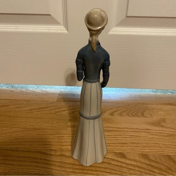 Vintage Victorian Style Porcelain Figure Woman Elegant - Picture 4 of 7
